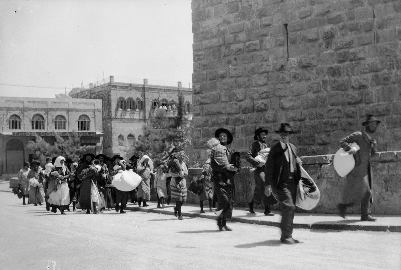 הודים נמלטים מהעיר העתיקה בירושלים במהלך פרעות הדמים של 1929 (מאורעות תרפ"ט), אוגוסט 1929 מקור: ויקיפדיה Jews flee the Old City of Jerusalem August 1929